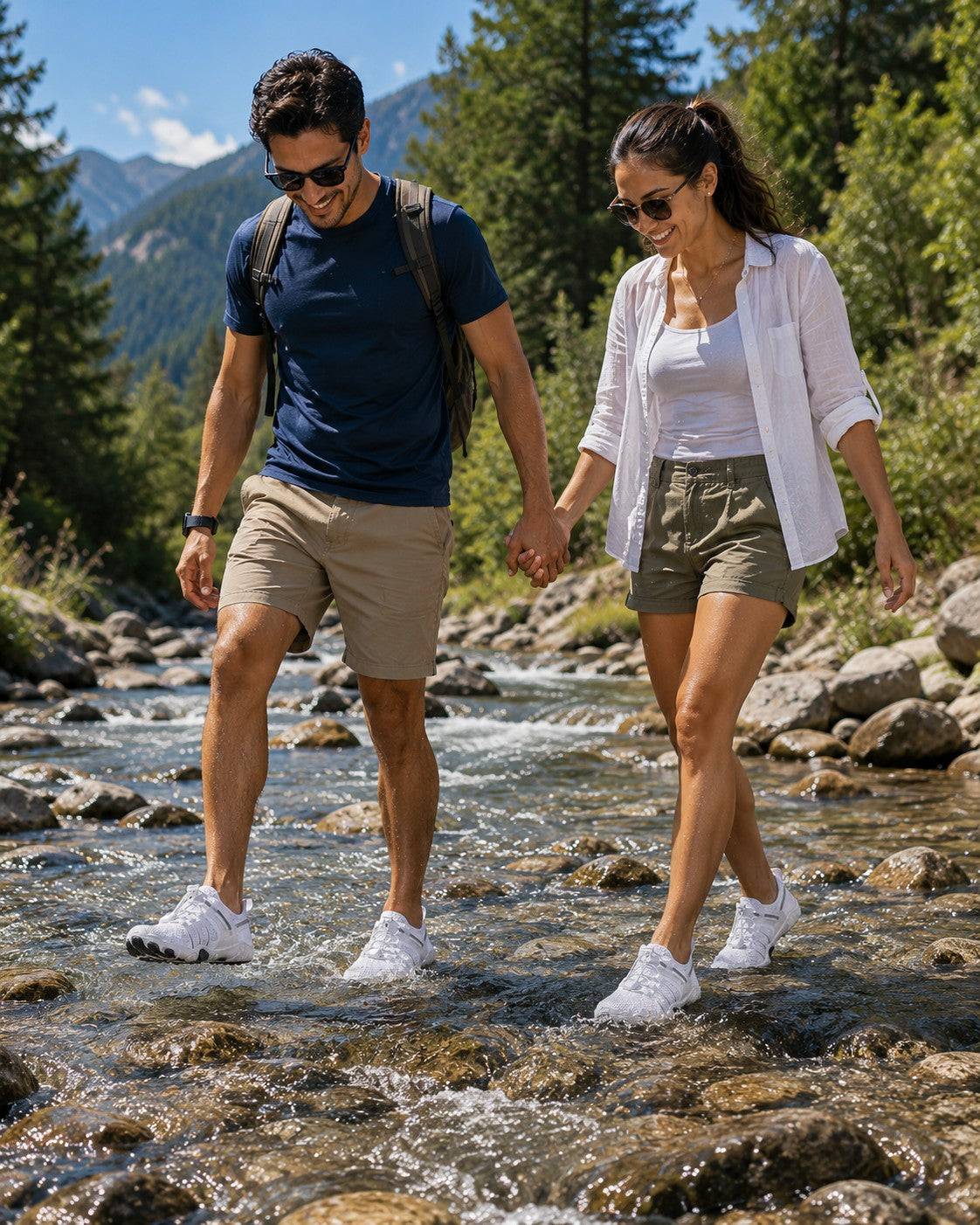 Pareja caminando en un río usando calzado deportivo acuático uzi sport guadalajara White Shell de color blanco