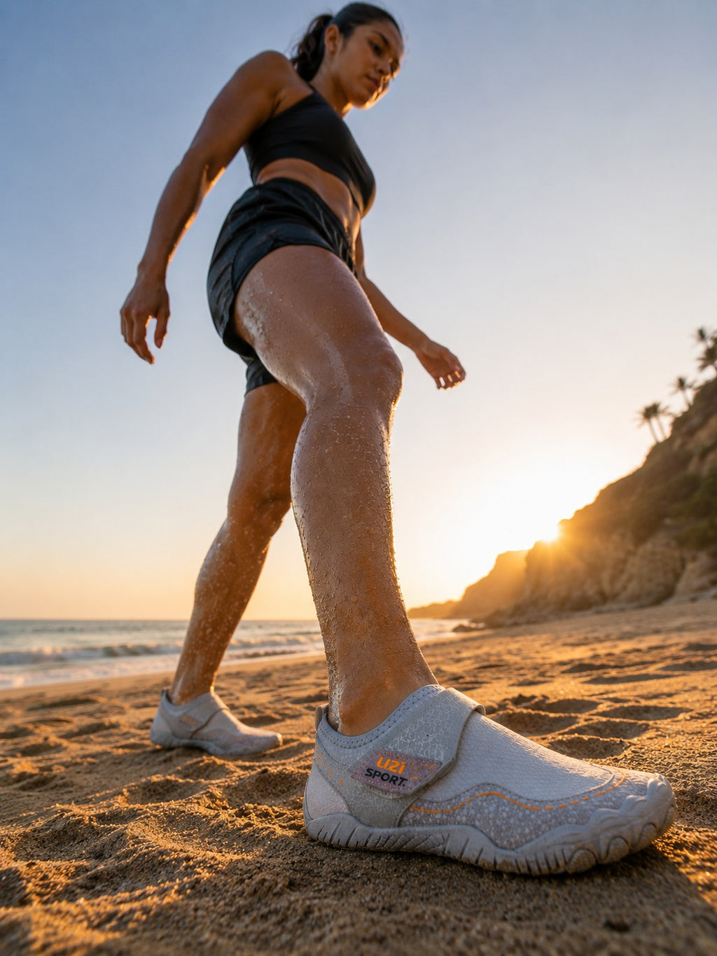 Mujer caminando en la playa usando zapatos acuáticos uzi sport guadalajara Manta Flow grises de secado rápido