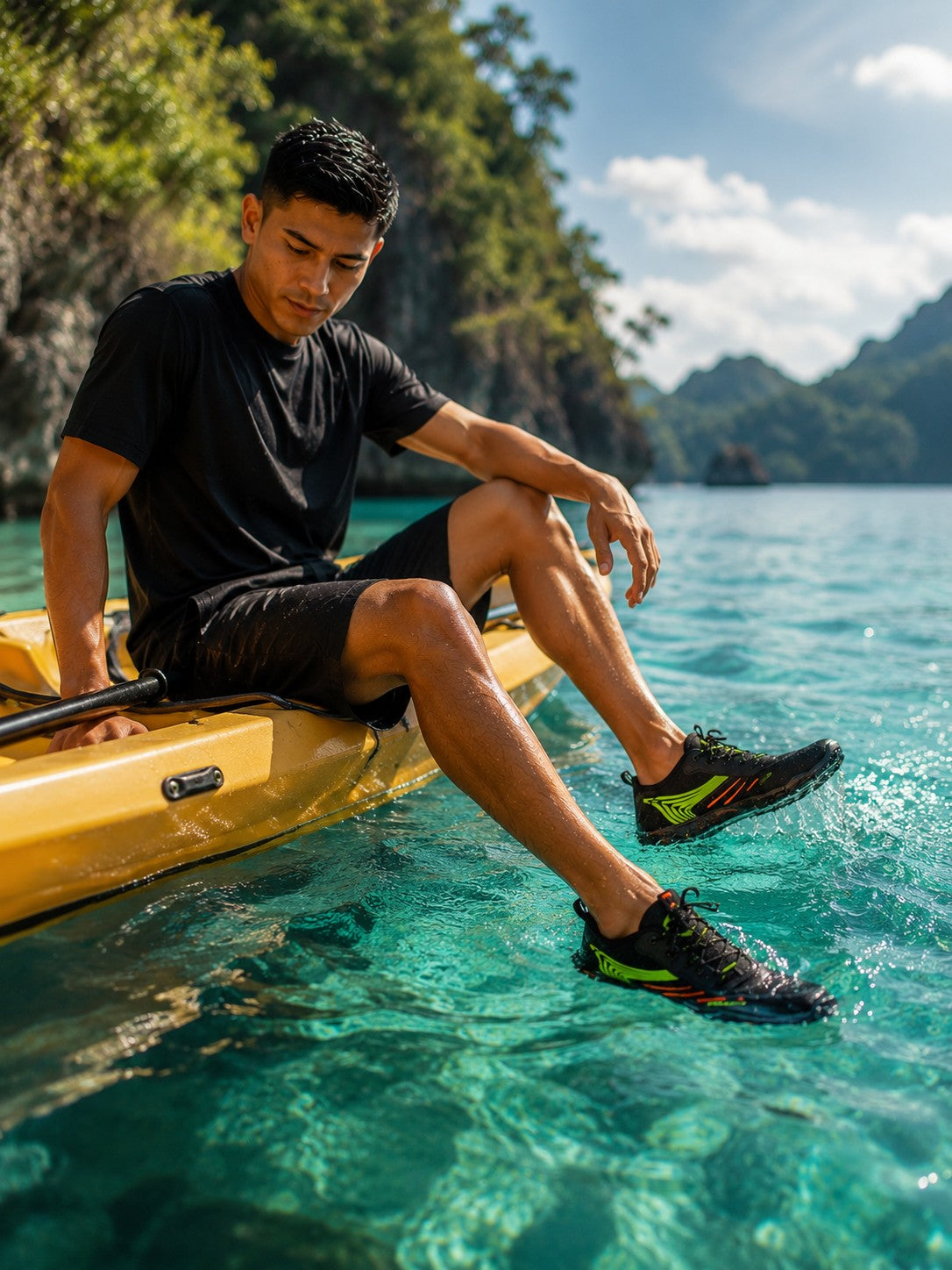 Hombre sentado en kayak usando zapatos acuáticos Nauspeed verdes de uzi sport guadalajara en agua cristalina