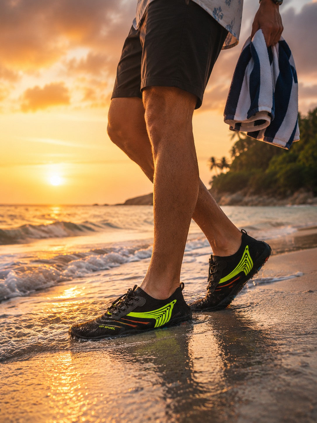 Zapato acuático uzi sport guadalajara Nauspeed verde y negro con suela antiderrapante en la orilla de la playa
