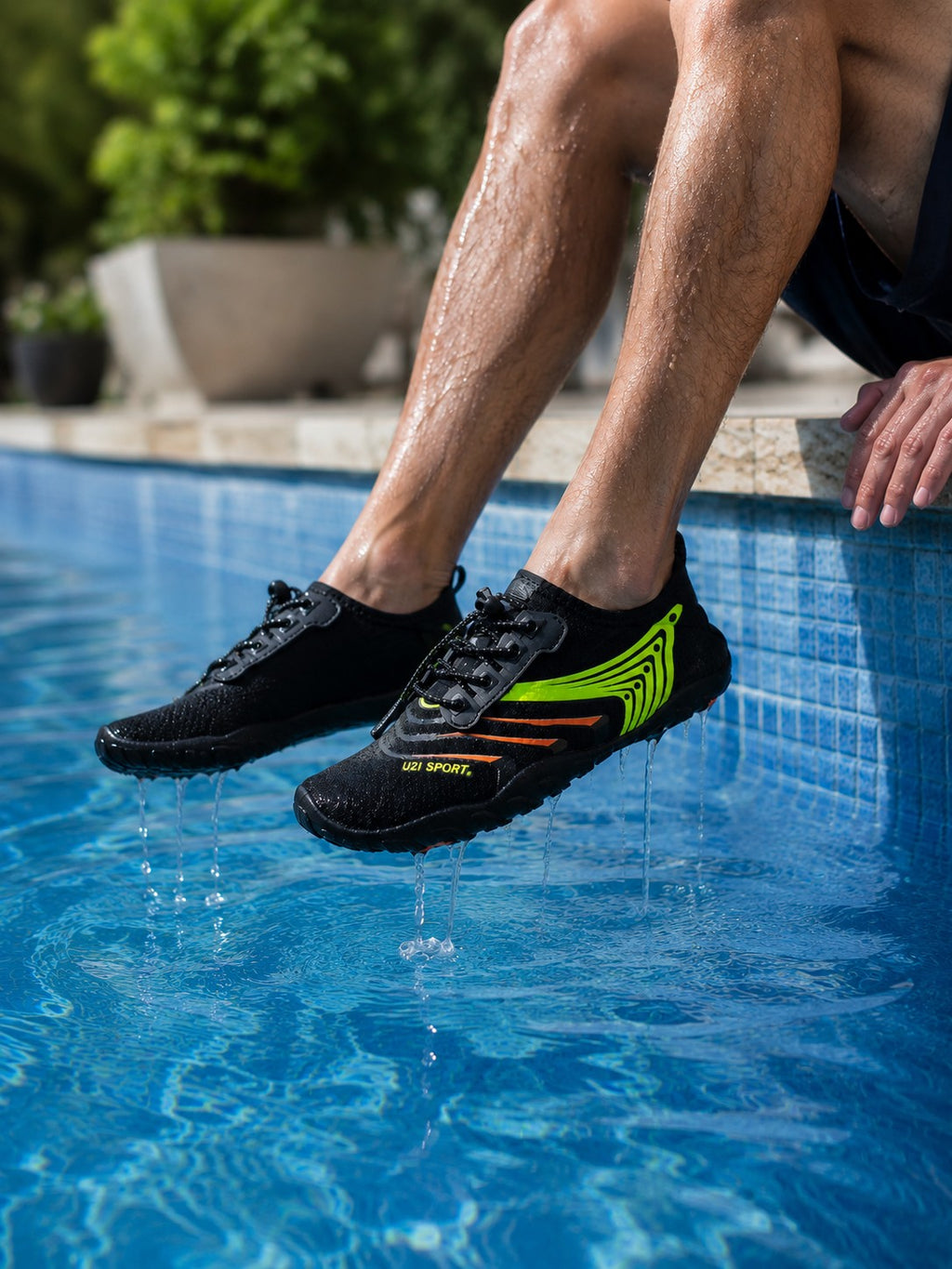 Zapato acuático uzi sport guadalajara Nauspeed negro con detalles en verde y naranja, ideal para actividades en agua.