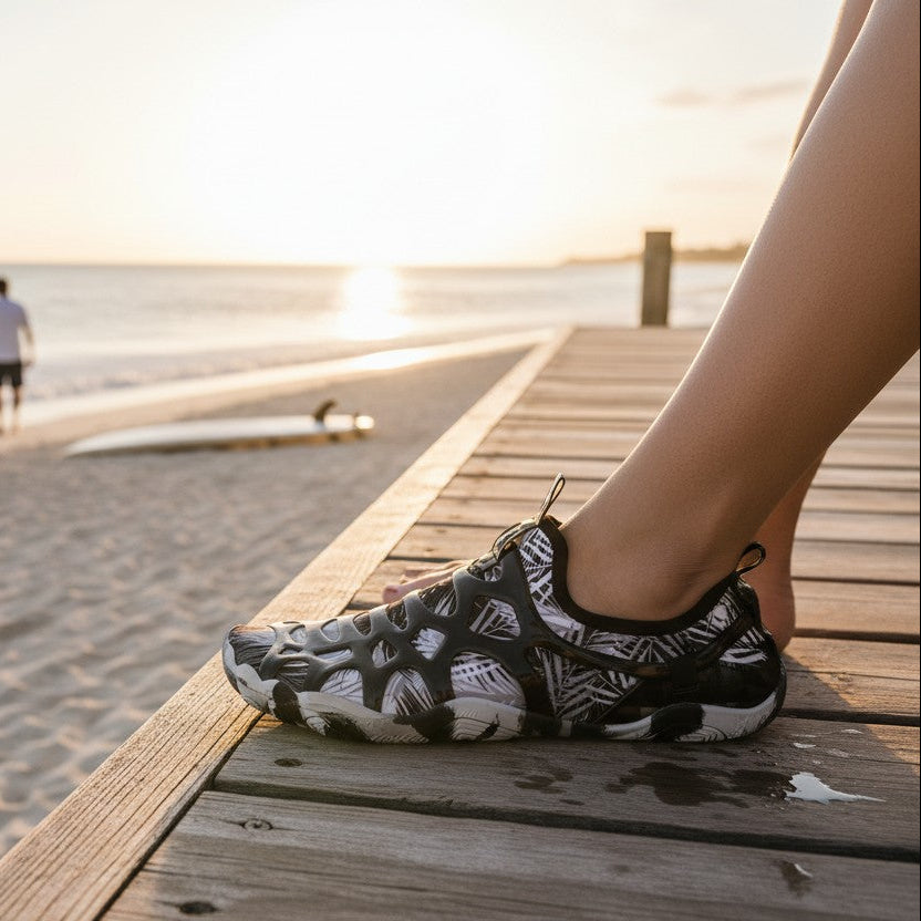 Zapato acuático uzi sport guadalajara Splash Black con malla transpirable y suela antiderrapante en un muelle al atardecer