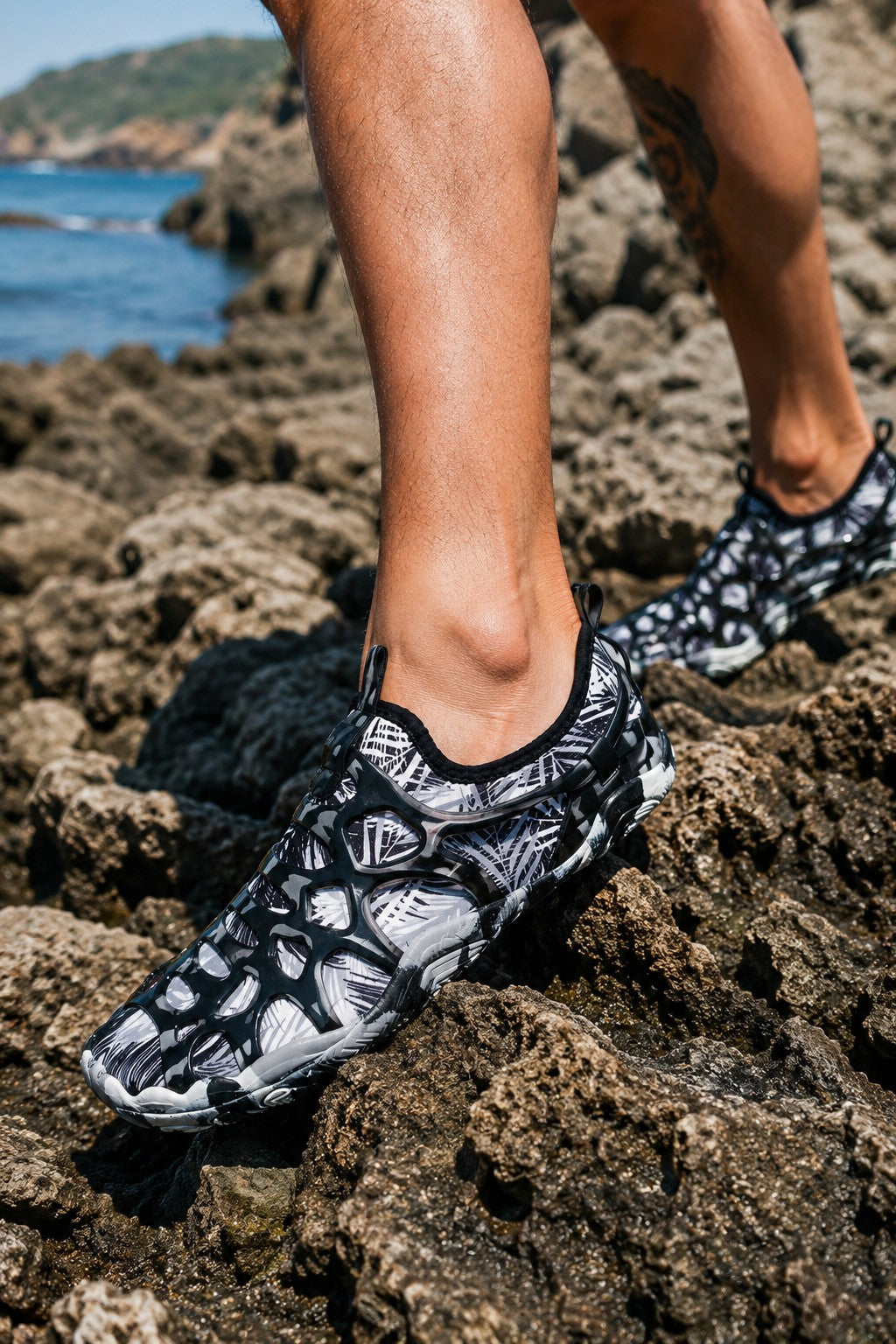 Zapato acuático uzi sport guadalajara Splash Black con estampado, malla transpirable y suela antideslizante en rocas.