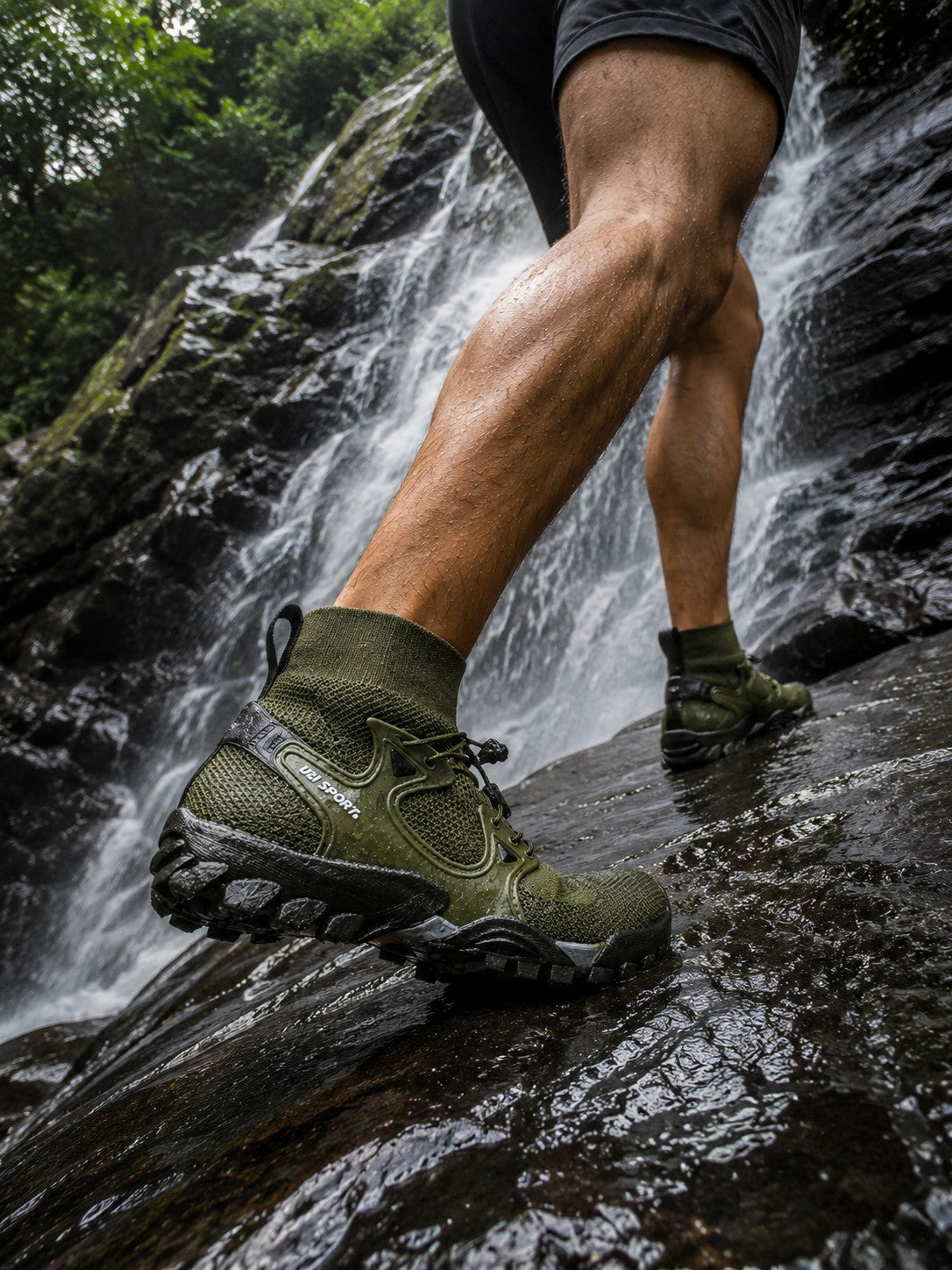 Zapato sumergible uzi sport guadalajara TrailWave verde oliva con suela de alto agarre sobre roca mojada junto a cascada