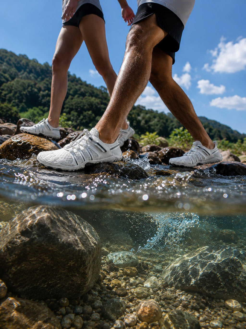 Personas caminando sobre rocas en un río usando zapatos acuáticos blancos uzi sport guadalajara de secado rápido